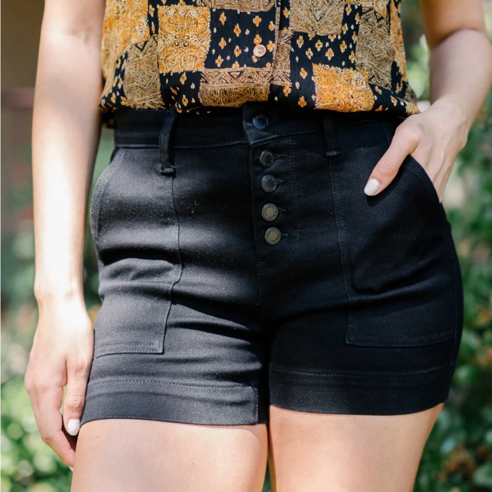 🔥BRAND NEW JUDY BLUE!🔥 Black Elizabeth High Rise Button Fly Trouser Shorts